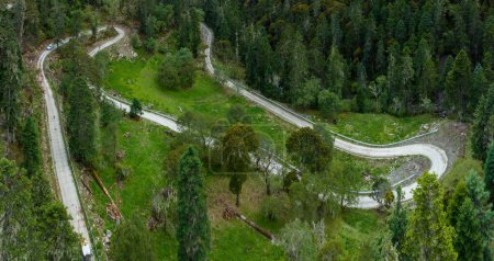 Foto de Vista aérea de la carretera curva en la montaña del bosque de gran altitud, China - Imagen libre de derechos