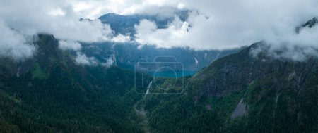 Belle vue sur la forêt de haute altitude montagne et paysage lacustre
