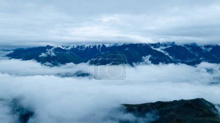 Téléchargez les photos : Beau paysage de montagne de haute altitude brumeux en Chine - en image libre de droit