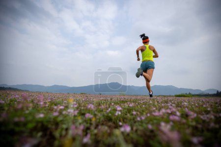 Läuferin läuft im Frühjahr