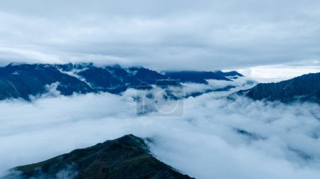 Téléchargez les photos : Beau paysage de montagne de haute altitude brumeux en Chine - en image libre de droit