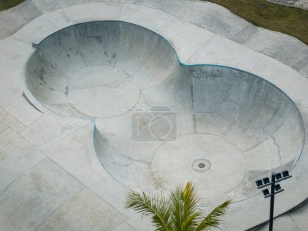 Foto de Moderno skatepark de hormigón en la ciudad - Imagen libre de derechos