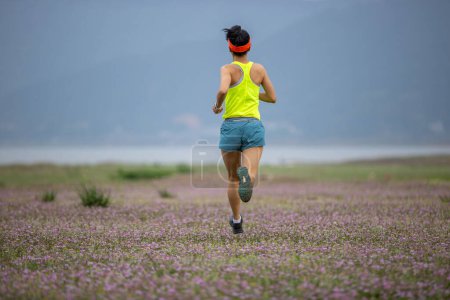 Läuferin läuft im Frühjahr 