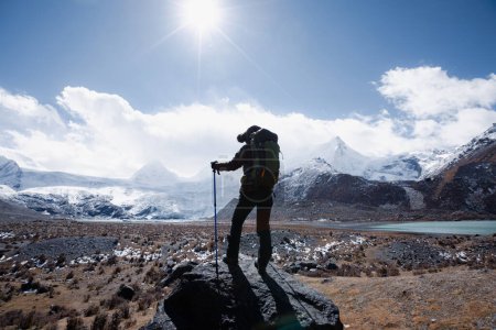 Foto de Mochilero mujer senderismo en invierno montañas de gran altitud - Imagen libre de derechos