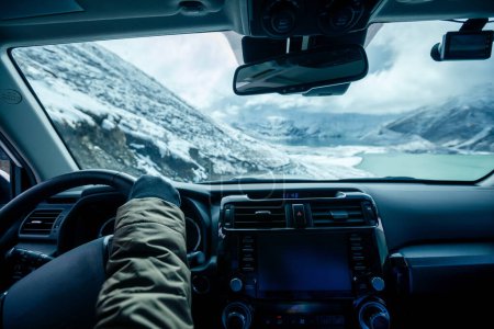 Foto de Conducir fuera del coche de carretera en la nieve sendero de montaña de gran altitud en el día de invierno - Imagen libre de derechos