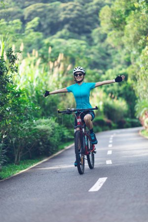 Téléchargez les photos : Vélo d'équitation dans la forêt d'été - en image libre de droit