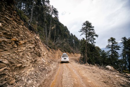 Téléchargez les photos : Tibet, Chine - 11 mars 2022 : Conduite d'une voiture hors route dans les montagnes de haute altitude au Tibet, Chine - en image libre de droit