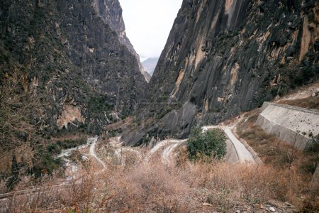 Camino curvo en montañas de gran altitud, China