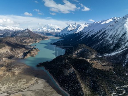 Vue aérienne de belles montagnes de neige et d'un lac au Tibet, en Chine