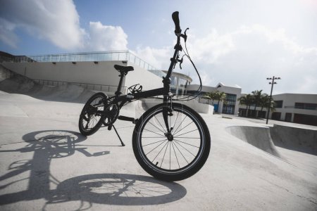 Foto de Bicicleta plegable en skate park - Imagen libre de derechos