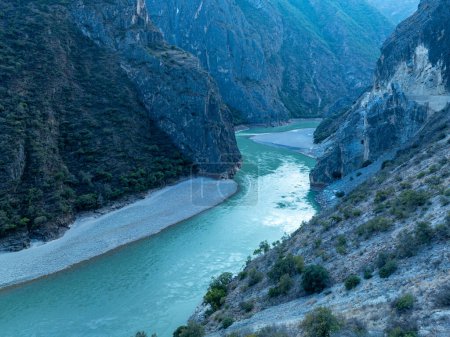 Foto de Vista aérea del hermoso río Nujiang en el Tíbet, China - Imagen libre de derechos