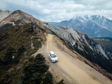 Foto de Tíbet, China - 19 de marzo de 2022: Conducir fuera de carretera en las montañas de gran altitud en el Tíbet, China - Imagen libre de derechos
