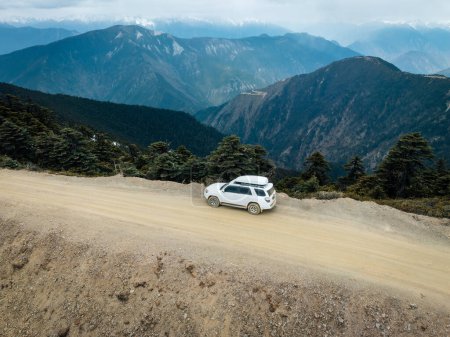 Téléchargez les photos : Tibet, Chine - 19 mars 2022 : Conduite d'une voiture hors route dans les montagnes de haute altitude au Tibet, Chine - en image libre de droit