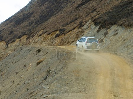 Conducir fuera de la carretera en las montañas de gran altitud en el Tíbet, China