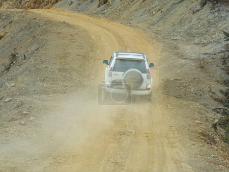 Conducir fuera de la carretera en las montañas de gran altitud en el Tíbet, China
