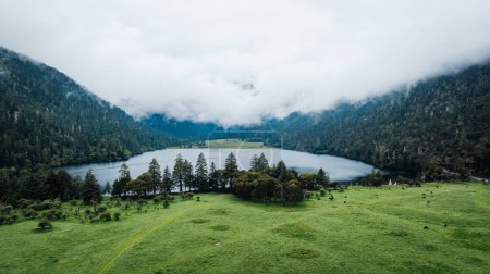 Téléchargez les photos : Images aériennes de magnifiques paysages de montagne de lacs forestiers de haute altitude - en image libre de droit