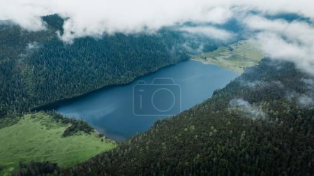 Foto de Imágenes aéreas de hermosos bosques de gran altitud lago paisaje de montaña - Imagen libre de derechos