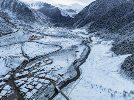 Foto de Hermoso bosque nevado y paisaje del pueblo en las montañas de gran altitud del Tíbet, China - Imagen libre de derechos