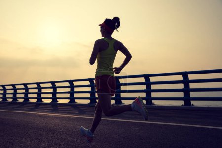 Téléchargez les photos : Fitness femme coureur courir sur le pont de bord de mer - en image libre de droit