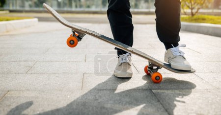 Téléchargez les photos : Skateboarder skateboard en plein air en ville - en image libre de droit