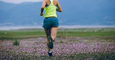 Femme coureuse courir au printemps