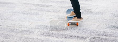 Foto de Skateboarder skateboarding al aire libre en la ciudad - Imagen libre de derechos