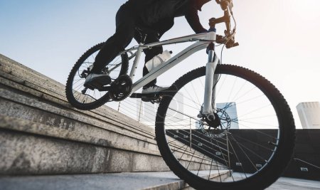 Téléchargez les photos : Femme cavalier libre à vélo descendant les escaliers de la ville - en image libre de droit