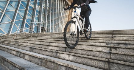 Téléchargez les photos : Femme cavalier libre à vélo descendant les escaliers de la ville - en image libre de droit