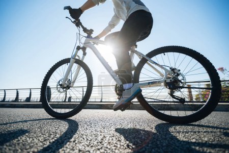 Foto de Montar en bicicleta en el camino de la costa - Imagen libre de derechos