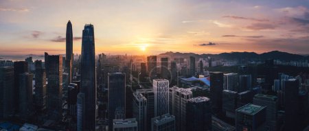 Vista panorámica aérea del paisaje en la ciudad de Shenzhen puesta del sol, China