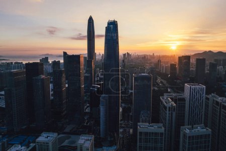 Luftaufnahme der Landschaft bei Sonnenuntergang in der Stadt Shenzhen, China