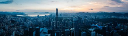 Luftaufnahme der Landschaft bei Sonnenuntergang in der Stadt Shenzhen, China