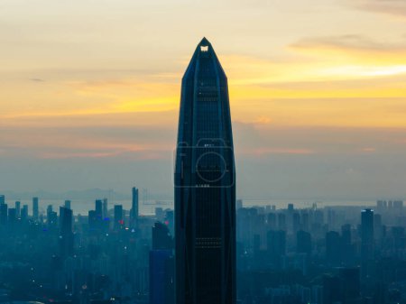 Foto de Vista aérea del paisaje en la ciudad de Shenzhen puesta del sol, China - Imagen libre de derechos