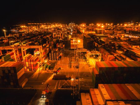 Foto de Vista aérea de la terminal de contenedores Yantian en la ciudad de Shenzhen, China - Imagen libre de derechos