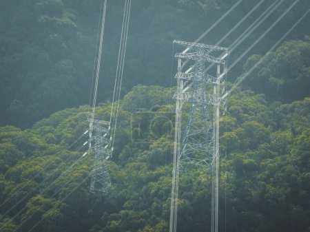 Foto de Aerial view of electricity tower on mountain - Imagen libre de derechos