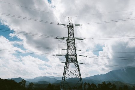 Téléchargez les photos : Aerial view of electricity tower on mountain - en image libre de droit