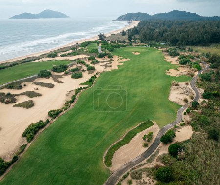 Téléchargez les photos : Vue aérienne du parcours de golf tropical - en image libre de droit
