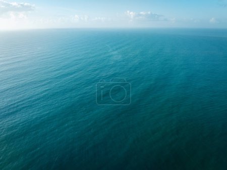 Téléchargez les photos : Vue aérienne de la belle mer et du paysage du ciel - en image libre de droit