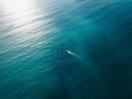 Düsenboot segelt im Sonnenaufgang Meer