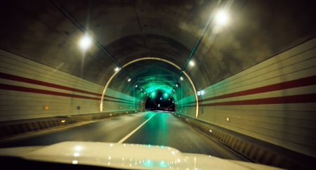 Foto de Conducir un coche en un túnel - Imagen libre de derechos
