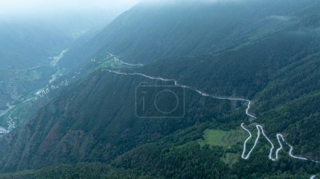 Foto de Vista aérea del hermoso paisaje de montaña forestal en el Tíbet, China - Imagen libre de derechos