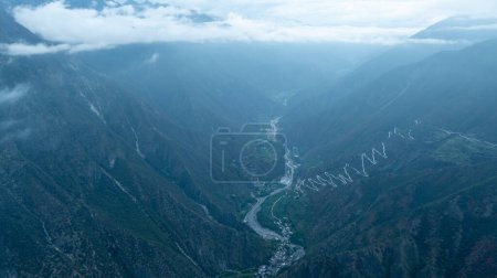 Téléchargez les photos : Vue aérienne de magnifiques paysages forestiers montagneux au Tibet, en Chine - en image libre de droit