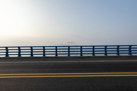 Téléchargez les photos : Autoroute au bord de la mer au lever du soleil - en image libre de droit