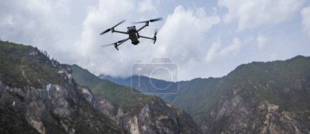 Drone volant dans les montagnes de haute altitude