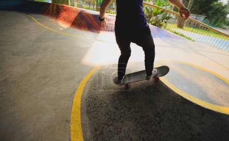 Foto de Skateboarder skateboarding en skatepark en la ciudad - Imagen libre de derechos