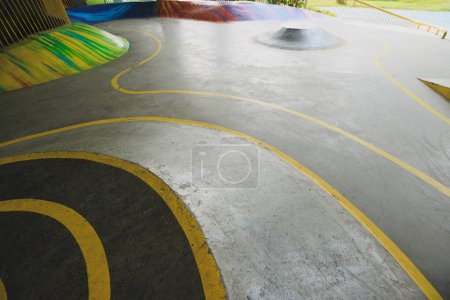 Foto de Parque de skate moderno bajo viaducto en la ciudad - Imagen libre de derechos