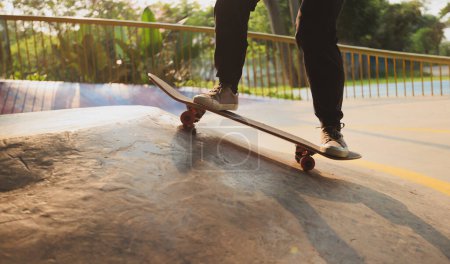 Téléchargez les photos : Skateboard skateboard au skatepark en ville - en image libre de droit