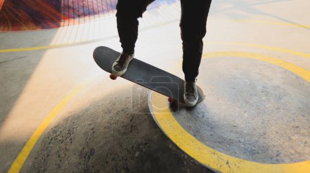 Foto de Skateboarder skateboarding en skatepark en la ciudad - Imagen libre de derechos