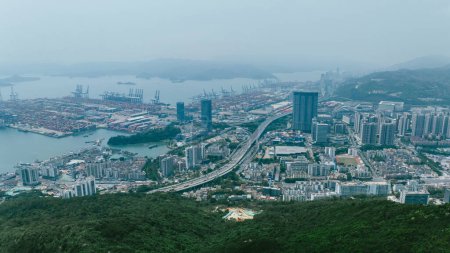 Téléchargez les photos : Shenzhen, Chine - 12 avril 2024 : Vue aérienne du terminal international de conteneurs de Yantian dans la ville de Shenzhen, Chine - en image libre de droit