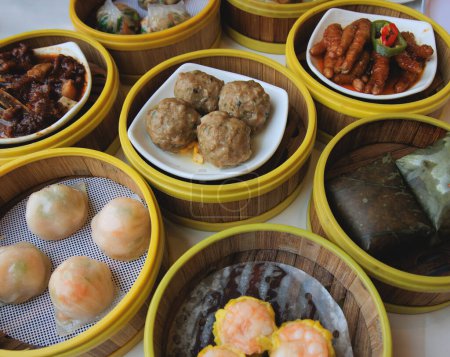 Téléchargez les photos : Nourriture chinoise Dim Sum dans un bol à vapeur en bambou - en image libre de droit